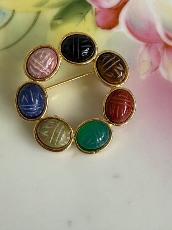 unbranded Jewelry - Vintage 70s Round Scarab Gemstone Beetle Brooch Gold Tone